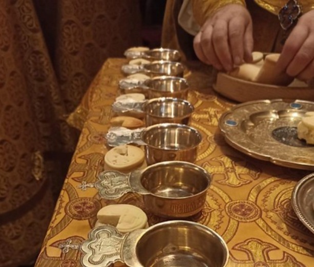 Sacrement orthodoxe de l'Eucharistie sous les 2 espèces: le pain et le vin