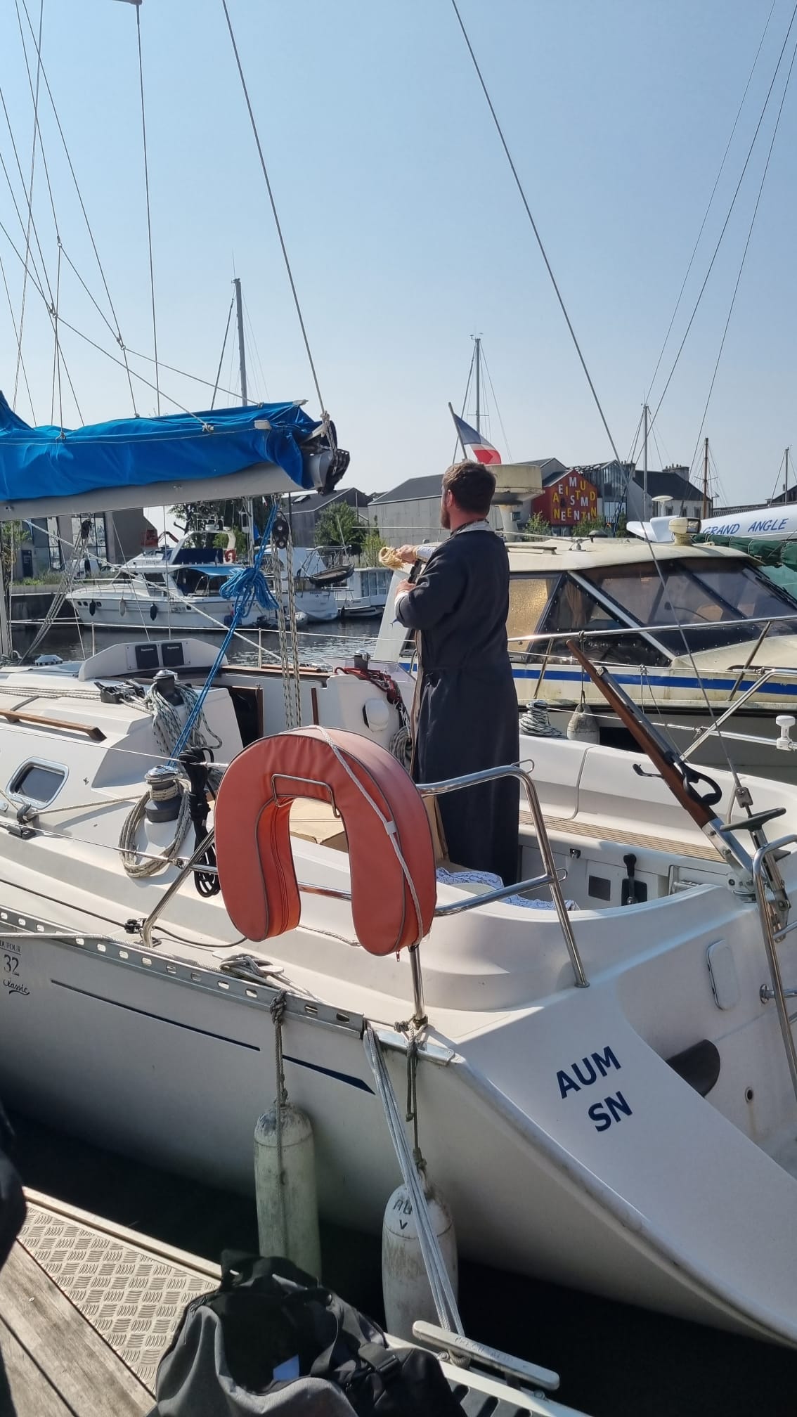 un bateau bénit sur les bords de La Vilaine un bateau bénit sur les bords de La Vilaine